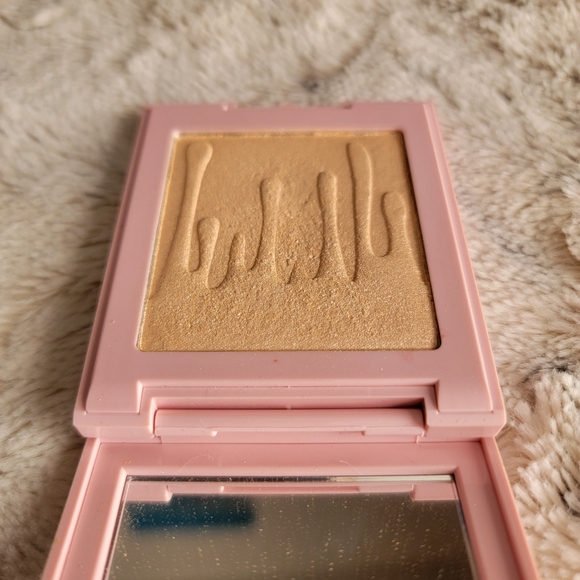 Ice Me Out Pressed Powder Highlighter - Kylie Cosmetics - Picture 5 of 8